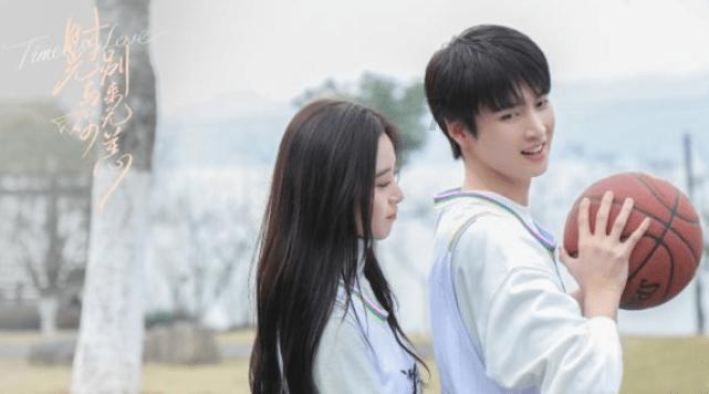《花儿与少年》定档，杨幂在路透时的表现如何？